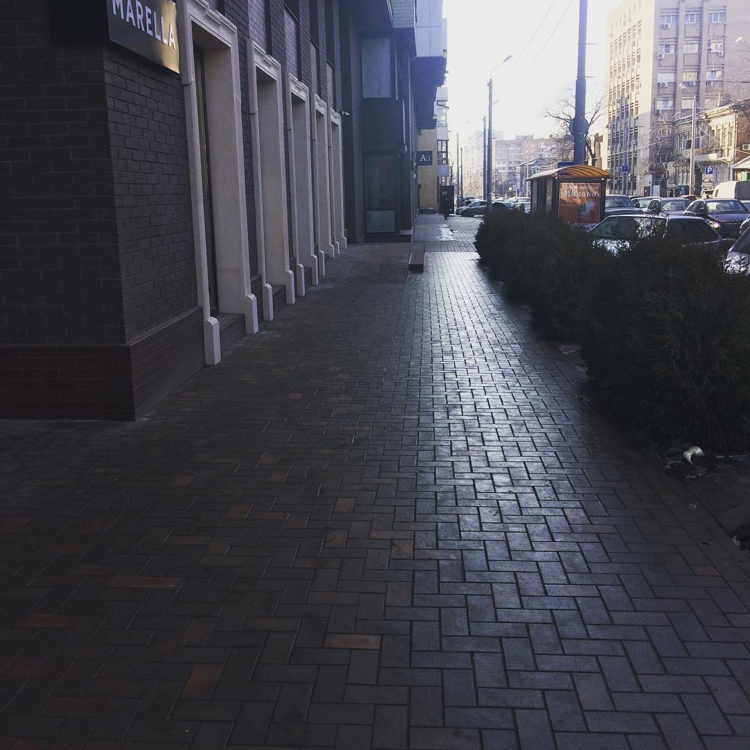 Укладка клинкерной брусчатки в центре города